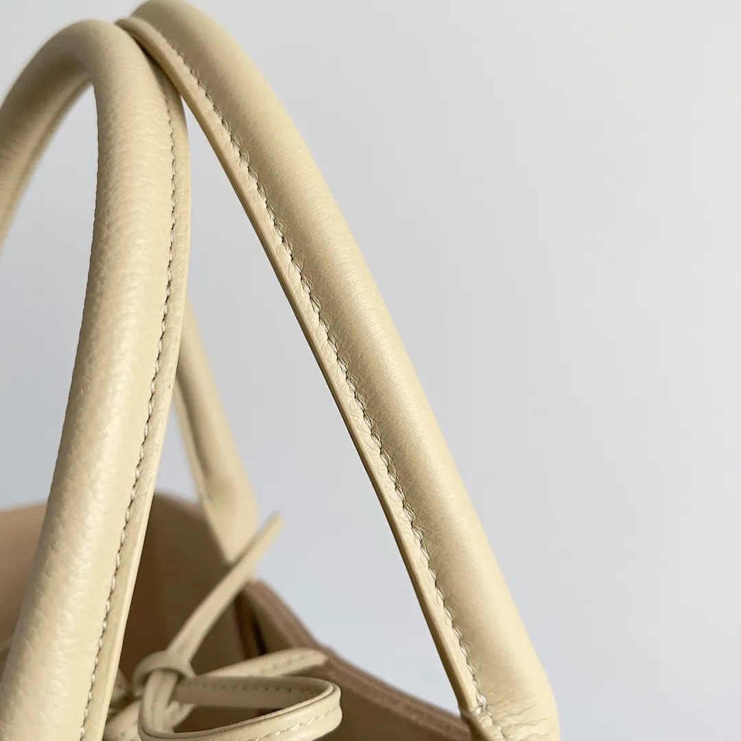 Batch 1760 medium arco pebbled grain, BottegaVeneta# official website latest pebbled grain cowhide with suede lining, SLIP tote handbag, and the logo has been changed to the side 😍The oversized woven design really makes it a huge gap from ordinary tote bags 🔗🔗Different color combinations for the inner and outer layers ⛓Daniel Lee leads the brand's DNA to continue to evolve with fresh inspiration🧬🧬showing a balanced style of luxury and reality👉: 30*20*12 Model: 9893#